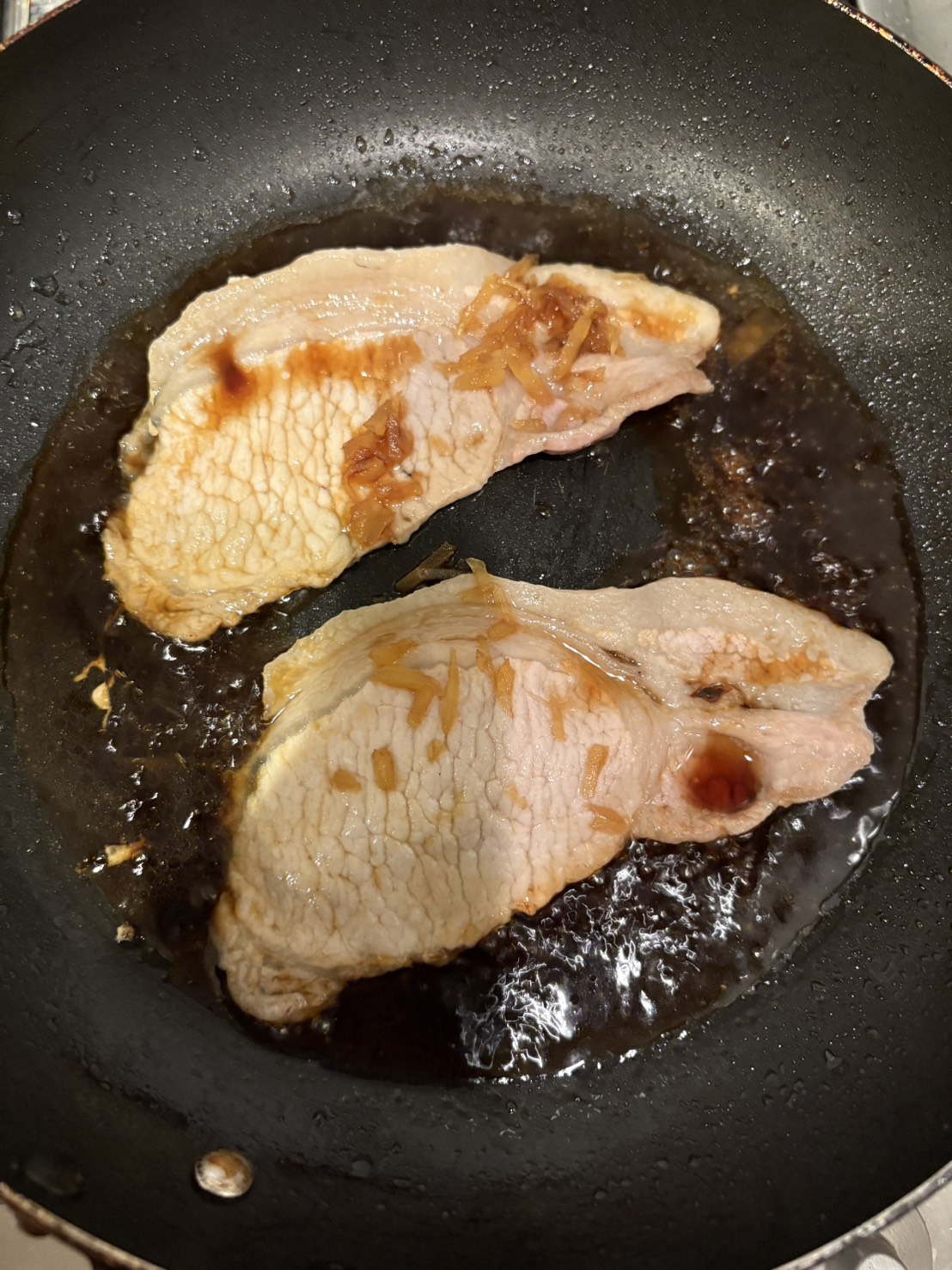 焼いている途中の豚肉