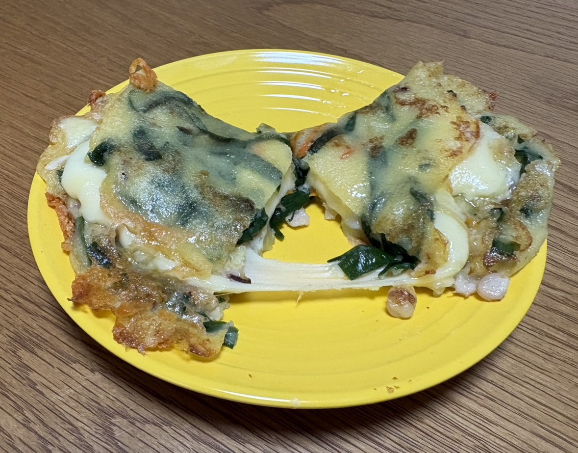 中からチーズがとろけるチーズチヂミの断面