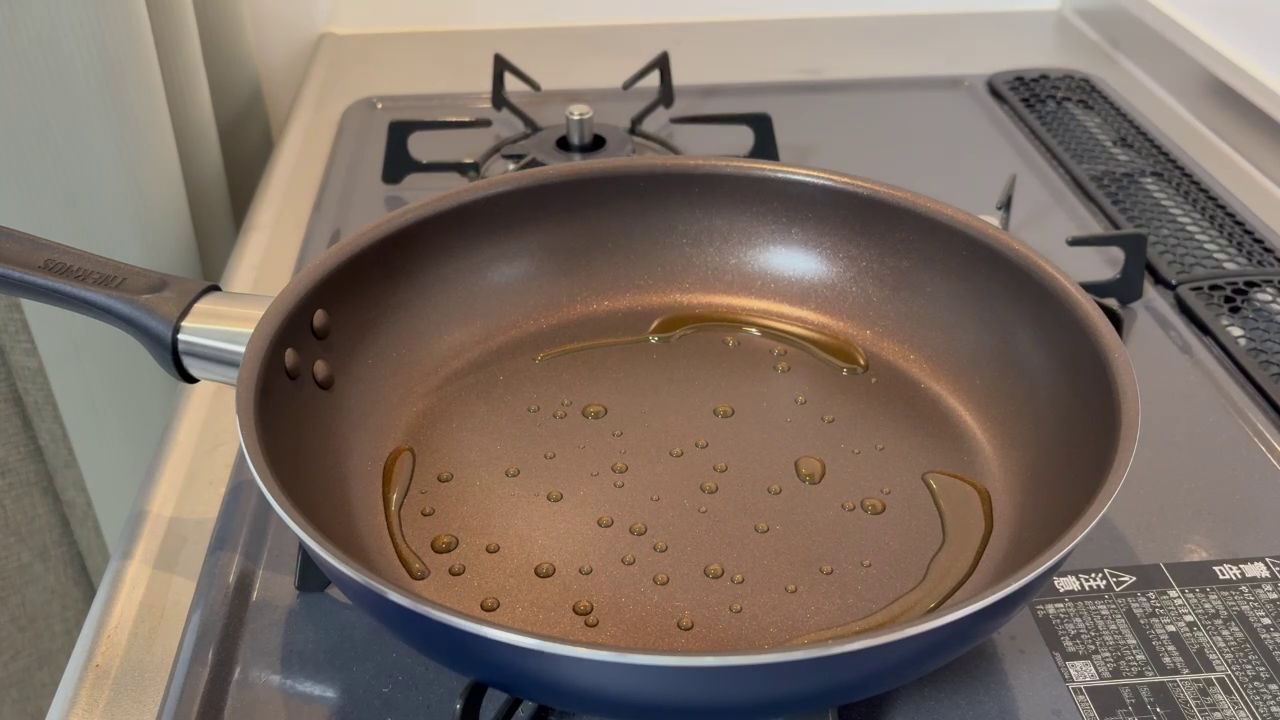 フライパンにごま油をひく