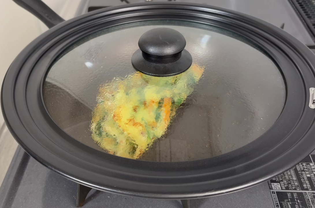 フタをして蒸し焼きにする